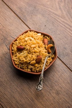 Hintçe Geleneksel Jaggery Pirinç veya Gur wale chawal, kaşıkla bir kase servis. seçici odaklama