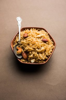 Hintçe Geleneksel Jaggery Pirinç veya Gur wale chawal, kaşıkla bir kase servis. seçici odaklama