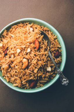 Hintçe Geleneksel Jaggery Pirinç veya Gur wale chawal, kaşıkla bir kase servis. seçici odaklama