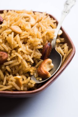 Hintçe Geleneksel Jaggery Pirinç veya Gur wale chawal, kaşıkla bir kase servis. seçici odaklama