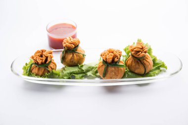 Gevrek Potli Samosa veya sebze para çanta baharatlı aloo lezzetli Hint aperatifler ve karışık sebzeler veya et / kheema pul pul hamur doldurulmuş vardır. Bu büyük bir yaratıcı başlangıç veya iştah açıcı' s. ketçap ile servis edilir