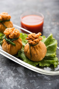 Gevrek Potli Samosa veya sebze para çanta baharatlı aloo lezzetli Hint aperatifler ve karışık sebzeler veya et / kheema pul pul hamur doldurulmuş vardır. Bu büyük bir yaratıcı başlangıç veya iştah açıcı' s. ketçap ile servis edilir