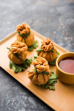 Gevrek Potli Samosa veya sebze para çanta baharatlı aloo lezzetli Hint aperatifler ve karışık sebzeler veya et / kheema pul pul hamur doldurulmuş vardır. Bu büyük bir yaratıcı başlangıç veya iştah açıcı' s. ketçap ile servis edilir