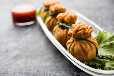 Gevrek Potli Samosa veya sebze para çanta baharatlı aloo lezzetli Hint aperatifler ve karışık sebzeler veya et / kheema pul pul hamur doldurulmuş vardır. Bu büyük bir yaratıcı başlangıç veya iştah açıcı' s. ketçap ile servis edilir
