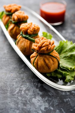 Gevrek Potli Samosa veya sebze para çanta baharatlı aloo lezzetli Hint aperatifler ve karışık sebzeler veya et / kheema pul pul hamur doldurulmuş vardır. Bu büyük bir yaratıcı başlangıç veya iştah açıcı' s. ketçap ile servis edilir