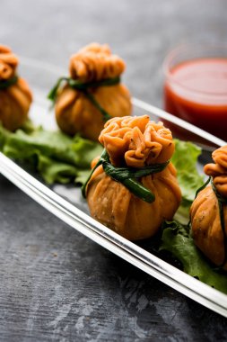 Gevrek Potli Samosa veya sebze para çanta baharatlı aloo lezzetli Hint aperatifler ve karışık sebzeler veya et / kheema pul pul hamur doldurulmuş vardır. Bu büyük bir yaratıcı başlangıç veya iştah açıcı' s. ketçap ile servis edilir