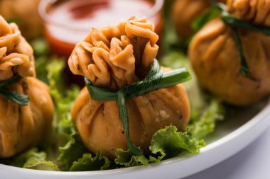 Gevrek Potli Samosa veya sebze para çanta baharatlı aloo lezzetli Hint aperatifler ve karışık sebzeler veya et / kheema pul pul hamur doldurulmuş vardır. Bu büyük bir yaratıcı başlangıç veya iştah açıcı' s. ketçap ile servis edilir