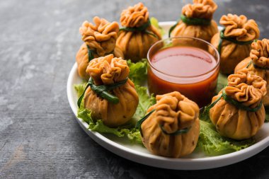 Gevrek Potli Samosa veya sebze para çanta baharatlı aloo lezzetli Hint aperatifler ve karışık sebzeler veya et / kheema pul pul hamur doldurulmuş vardır. Bu büyük bir yaratıcı başlangıç veya iştah açıcı' s. ketçap ile servis edilir