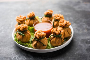 Gevrek Potli Samosa veya sebze para çanta baharatlı aloo lezzetli Hint aperatifler ve karışık sebzeler veya et / kheema pul pul hamur doldurulmuş vardır. Bu büyük bir yaratıcı başlangıç veya iştah açıcı' s. ketçap ile servis edilir