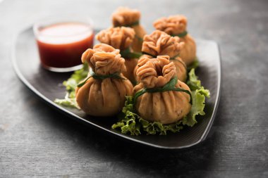 Gevrek Potli Samosa veya sebze para çanta baharatlı aloo lezzetli Hint aperatifler ve karışık sebzeler veya et / kheema pul pul hamur doldurulmuş vardır. Bu büyük bir yaratıcı başlangıç veya iştah açıcı' s. ketçap ile servis edilir