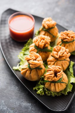 Gevrek Potli Samosa veya sebze para çanta baharatlı aloo lezzetli Hint aperatifler ve karışık sebzeler veya et / kheema pul pul hamur doldurulmuş vardır. Bu büyük bir yaratıcı başlangıç veya iştah açıcı' s. ketçap ile servis edilir