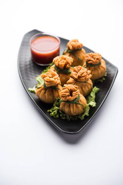 Gevrek Potli Samosa veya sebze para çanta baharatlı aloo lezzetli Hint aperatifler ve karışık sebzeler veya et / kheema pul pul hamur doldurulmuş vardır. Bu büyük bir yaratıcı başlangıç veya iştah açıcı' s. ketçap ile servis edilir