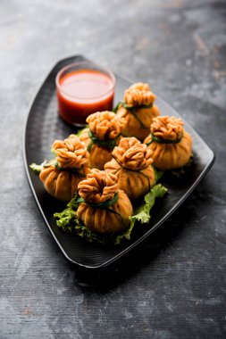 Gevrek Potli Samosa veya sebze para çanta baharatlı aloo lezzetli Hint aperatifler ve karışık sebzeler veya et / kheema pul pul hamur doldurulmuş vardır. Bu büyük bir yaratıcı başlangıç veya iştah açıcı' s. ketçap ile servis edilir