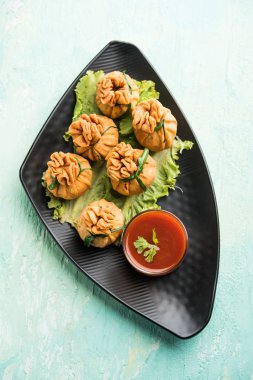 Gevrek Potli Samosa veya sebze para çanta baharatlı aloo lezzetli Hint aperatifler ve karışık sebzeler veya et / kheema pul pul hamur doldurulmuş vardır. Bu büyük bir yaratıcı başlangıç veya iştah açıcı' s. ketçap ile servis edilir