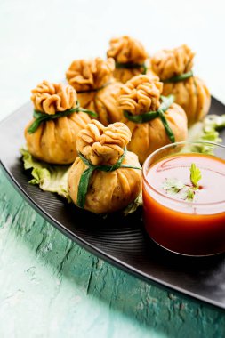 Gevrek Potli Samosa veya sebze para çanta baharatlı aloo lezzetli Hint aperatifler ve karışık sebzeler veya et / kheema pul pul hamur doldurulmuş vardır. Bu büyük bir yaratıcı başlangıç veya iştah açıcı' s. ketçap ile servis edilir
