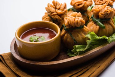 Gevrek Potli Samosa veya sebze para çanta baharatlı aloo lezzetli Hint aperatifler ve karışık sebzeler veya et / kheema pul pul hamur doldurulmuş vardır. Bu büyük bir yaratıcı başlangıç veya iştah açıcı' s. ketçap ile servis edilir