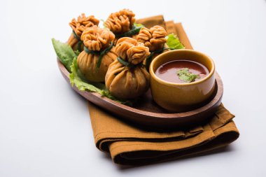 Gevrek Potli Samosa veya sebze para çanta baharatlı aloo lezzetli Hint aperatifler ve karışık sebzeler veya et / kheema pul pul hamur doldurulmuş vardır. Bu büyük bir yaratıcı başlangıç veya iştah açıcı' s. ketçap ile servis edilir