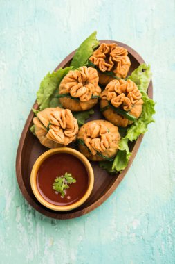 Gevrek Potli Samosa veya sebze para çanta baharatlı aloo lezzetli Hint aperatifler ve karışık sebzeler veya et / kheema pul pul hamur doldurulmuş vardır. Bu büyük bir yaratıcı başlangıç veya iştah açıcı' s. ketçap ile servis edilir