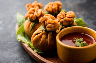 Gevrek Potli Samosa veya sebze para çanta baharatlı aloo lezzetli Hint aperatifler ve karışık sebzeler veya et / kheema pul pul hamur doldurulmuş vardır. Bu büyük bir yaratıcı başlangıç veya iştah açıcı' s. ketçap ile servis edilir