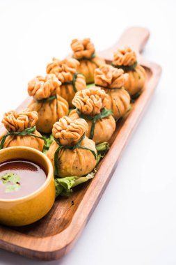 Gevrek Potli Samosa veya sebze para çanta baharatlı aloo lezzetli Hint aperatifler ve karışık sebzeler veya et / kheema pul pul hamur doldurulmuş vardır. Bu büyük bir yaratıcı başlangıç veya iştah açıcı' s. ketçap ile servis edilir