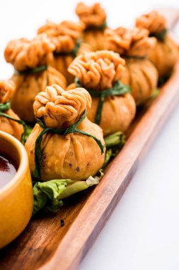 Gevrek Potli Samosa veya sebze para çanta baharatlı aloo lezzetli Hint aperatifler ve karışık sebzeler veya et / kheema pul pul hamur doldurulmuş vardır. Bu büyük bir yaratıcı başlangıç veya iştah açıcı' s. ketçap ile servis edilir