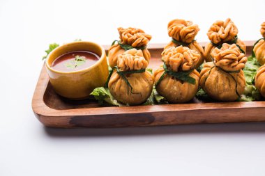 Gevrek Potli Samosa veya sebze para çanta baharatlı aloo lezzetli Hint aperatifler ve karışık sebzeler veya et / kheema pul pul hamur doldurulmuş vardır. Bu büyük bir yaratıcı başlangıç veya iştah açıcı' s. ketçap ile servis edilir