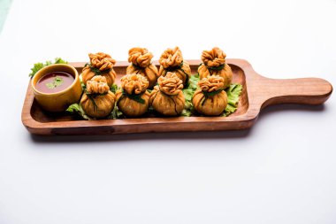 Gevrek Potli Samosa veya sebze para çanta baharatlı aloo lezzetli Hint aperatifler ve karışık sebzeler veya et / kheema pul pul hamur doldurulmuş vardır. Bu büyük bir yaratıcı başlangıç veya iştah açıcı' s. ketçap ile servis edilir