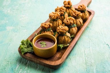 Gevrek Potli Samosa veya sebze para çanta baharatlı aloo lezzetli Hint aperatifler ve karışık sebzeler veya et / kheema pul pul hamur doldurulmuş vardır. Bu büyük bir yaratıcı başlangıç veya iştah açıcı' s. ketçap ile servis edilir