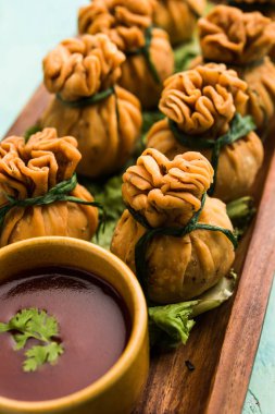 Gevrek Potli Samosa veya sebze para çanta baharatlı aloo lezzetli Hint aperatifler ve karışık sebzeler veya et / kheema pul pul hamur doldurulmuş vardır. Bu büyük bir yaratıcı başlangıç veya iştah açıcı' s. ketçap ile servis edilir