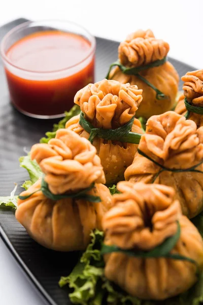 Gevrek Potli Samosa veya sebze para çanta baharatlı aloo lezzetli Hint aperatifler ve karışık sebzeler veya et / kheema pul pul hamur doldurulmuş vardır. Bu büyük bir yaratıcı başlangıç veya iştah açıcı' s. ketçap ile servis edilir