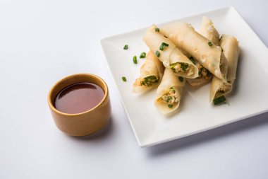 Paneer biber puro herhangi bir parti için ilginç bir başlangıç olan paneer ile doldurulmuş gevrek rulo vardır. domates ketçap ile servis edilir. seçici odaklama