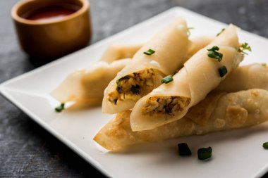 Paneer biber puro herhangi bir parti için ilginç bir başlangıç olan paneer ile doldurulmuş gevrek rulo vardır. domates ketçap ile servis edilir. seçici odaklama