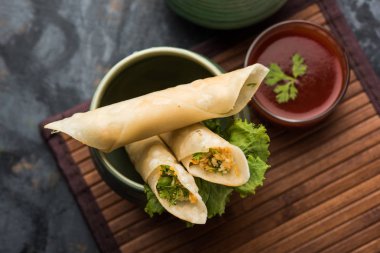 Paneer biber puro herhangi bir parti için ilginç bir başlangıç olan paneer ile doldurulmuş gevrek rulo vardır. domates ketçap ile servis edilir. seçici odaklama