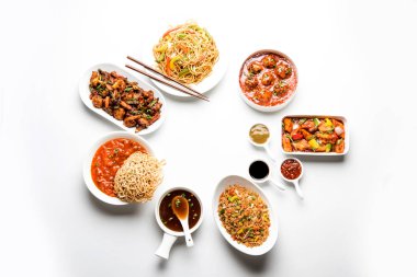 Grup çeşitli Indo çin yemekleri Schezwan / Szechuan hakka erişte, sebze kızarmış pilav, sebze mançurya, amerikan chop suey, biber paneer, gevrek sebze ve sebze çorbası içerir