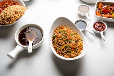 Grup çeşitli Indo çin yemekleri Schezwan / Szechuan hakka erişte, sebze kızarmış pilav, sebze mançurya, amerikan chop suey, biber paneer, gevrek sebze ve sebze çorbası içerir