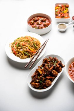 Grup çeşitli Indo çin yemekleri Schezwan / Szechuan hakka erişte, sebze kızarmış pilav, sebze mançurya, amerikan chop suey, biber paneer, gevrek sebze ve sebze çorbası içerir