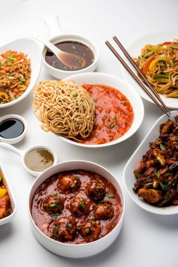 Grup çeşitli Indo çin yemekleri Schezwan / Szechuan hakka erişte, sebze kızarmış pilav, sebze mançurya, amerikan chop suey, biber paneer, gevrek sebze ve sebze çorbası içerir