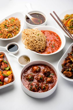 Grup çeşitli Indo çin gıda Schezwan / Szechuan hakka erişte, sebze kızarmış pirinç, sebze mançurya, amerikan chop suey, biber paneer, gevrek sebze ve sebze çorbası içerir