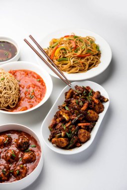 Grup çeşitli Indo çin gıda Schezwan / Szechuan hakka erişte, sebze kızarmış pirinç, sebze mançurya, amerikan chop suey, biber paneer, gevrek sebze ve sebze çorbası içerir