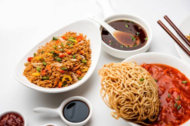 Grup çeşitli Indo çin gıda Schezwan / Szechuan hakka erişte, sebze kızarmış pirinç, sebze mançurya, amerikan chop suey, biber paneer, gevrek sebze ve sebze çorbası içerir