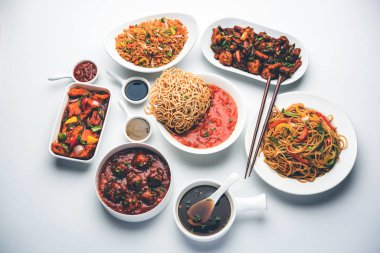 Grup çeşitli Indo çin gıda Schezwan / Szechuan hakka erişte, sebze kızarmış pirinç, sebze mançurya, amerikan chop suey, biber paneer, gevrek sebze ve sebze çorbası içerir