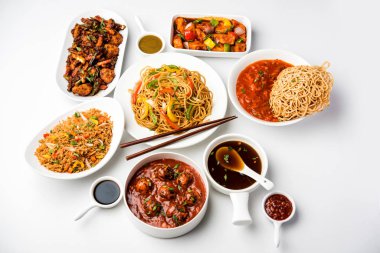Grup çeşitli Indo çin gıda Schezwan / Szechuan hakka erişte, sebze kızarmış pirinç, sebze mançurya, amerikan chop suey, biber paneer, gevrek sebze ve sebze çorbası içerir