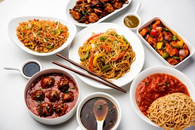 Grup çeşitli Indo çin gıda Schezwan / Szechuan hakka erişte, sebze kızarmış pirinç, sebze mançurya, amerikan chop suey, biber paneer, gevrek sebze ve sebze çorbası içerir