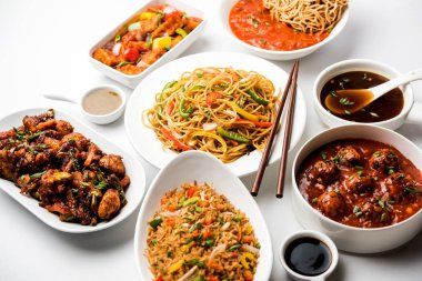 Grup çeşitli Indo çin gıda Schezwan / Szechuan hakka erişte, sebze kızarmış pirinç, sebze mançurya, amerikan chop suey, biber paneer, gevrek sebze ve sebze çorbası içerir