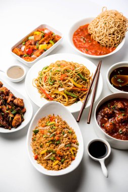 Grup çeşitli Indo çin gıda Schezwan / Szechuan hakka erişte, sebze kızarmış pirinç, sebze mançurya, amerikan chop suey, biber paneer, gevrek sebze ve sebze çorbası içerir