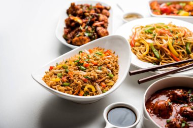 Grup çeşitli Indo çin gıda Schezwan / Szechuan hakka erişte, sebze kızarmış pirinç, sebze mançurya, amerikan chop suey, biber paneer, gevrek sebze ve sebze çorbası içerir
