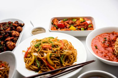 Grup çeşitli Indo çin gıda Schezwan / Szechuan hakka erişte, sebze kızarmış pirinç, sebze mançurya, amerikan chop suey, biber paneer, gevrek sebze ve sebze çorbası içerir