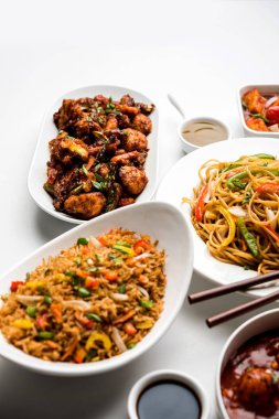 Grup çeşitli Indo çin gıda Schezwan / Szechuan hakka erişte, sebze kızarmış pirinç, sebze mançurya, amerikan chop suey, biber paneer, gevrek sebze ve sebze çorbası içerir