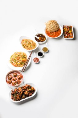 Grup çeşitli Indo çin gıda Schezwan / Szechuan hakka erişte, sebze kızarmış pirinç, sebze mançurya, amerikan chop suey, biber paneer, gevrek sebze ve sebze çorbası içerir