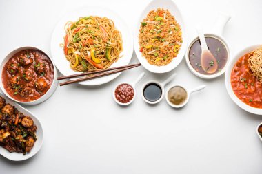 Grup çeşitli Indo çin gıda Schezwan / Szechuan hakka erişte, sebze kızarmış pirinç, sebze mançurya, amerikan chop suey, biber paneer, gevrek sebze ve sebze çorbası içerir